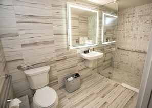 Shower, free toiletries, hair dryer, bathrobes - The Fredonia Hotel and Convention Center (Nacogdoches)