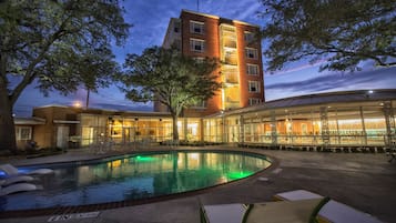 2 outdoor pools, pool loungers