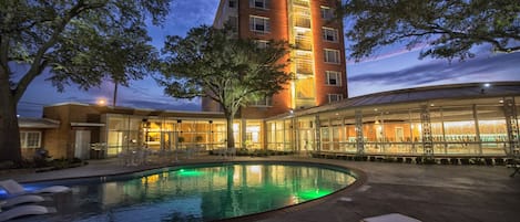 2 outdoor pools, sun loungers