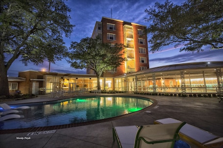 2 outdoor pools, sun loungers