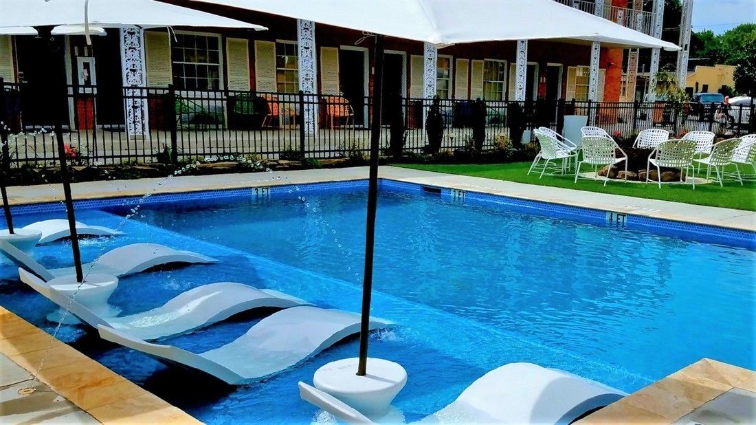 2 outdoor pools, pool loungers