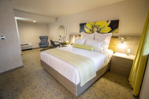 Ropa de cama de alta calidad y caja de seguridad en la habitación 