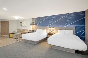 Escritorio, espacio para trabajar con laptop y cortinas blackout 