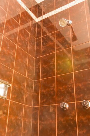 Superior-Zimmer, 1 King-Bett | Badezimmer | Dusche, Regendusche, kostenlose Toilettenartikel, Haartrockner