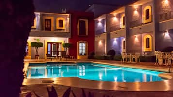 Una piscina al aire libre