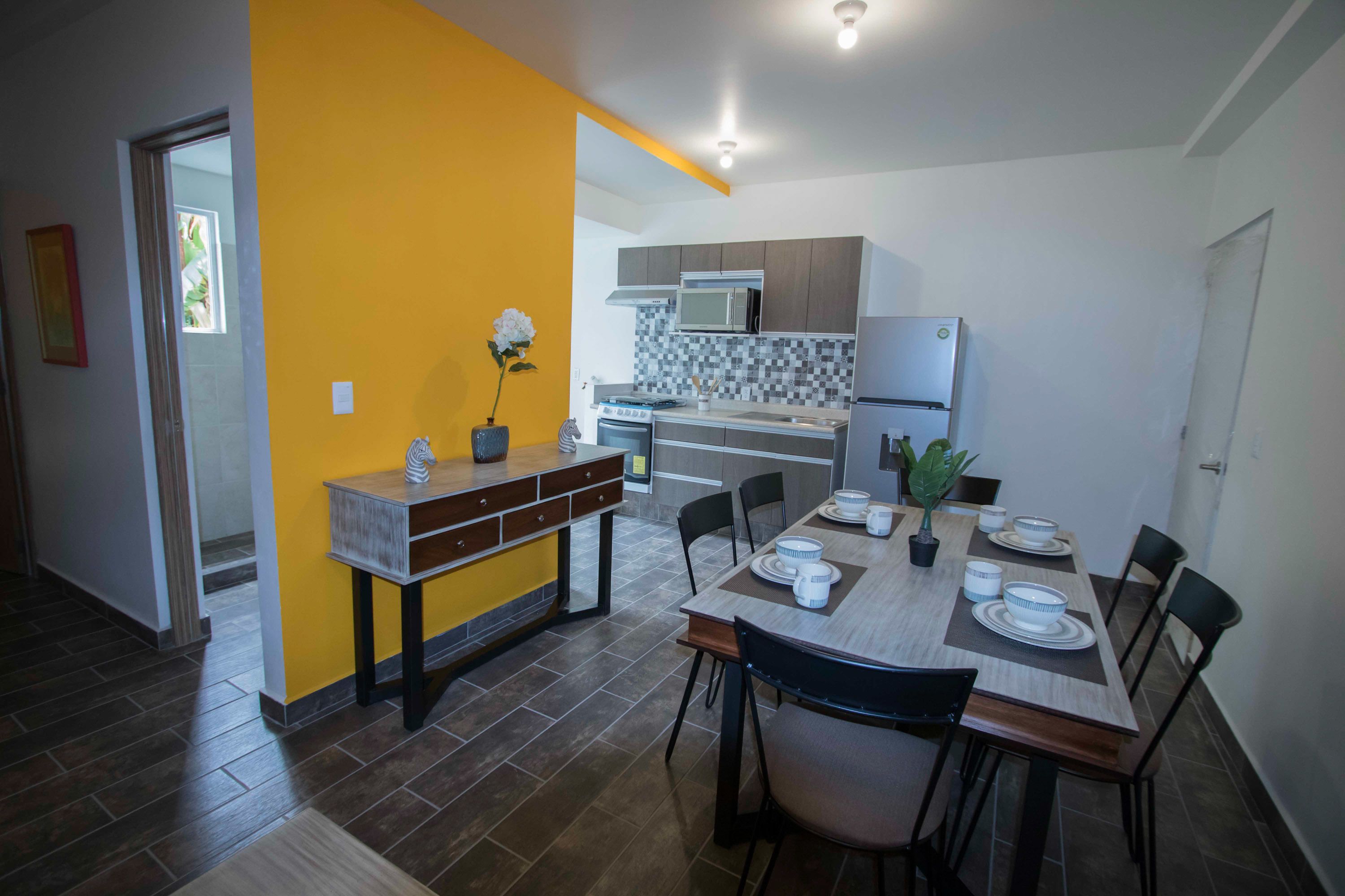 Departamento empresarial, 2 habitaciones, cocina | Área de sala de estar | Televisión de pantalla plana de 36 pulgadas con canales por cable 