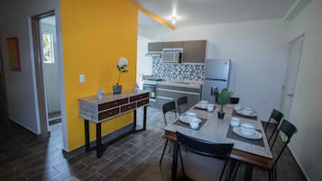 Departamento empresarial, 2 habitaciones, cocina | Área de sala de estar | Televisión de pantalla plana de 36 pulgadas con canales por cable