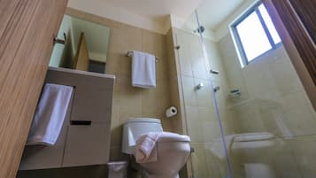 Departamento, 1 habitación | Baño | Regadera, amenidades de baño gratuitas, secadora de cabello, toallas