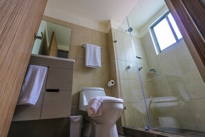 Appartement, 1 chambre | Salle de bain | Douche, articles de toilette gratuits, sèche-cheveux