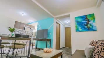 Departamento estándar, cocina | Área de sala de estar | Televisión de pantalla plana de 36 pulgadas con canales por cable