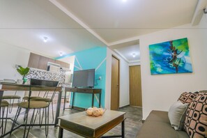 標準公寓, 廚房 | 客廳 | 36 吋平面電視連有線電視頻道、電視、Netflix
