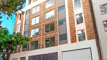 Vista frontal de la propiedad