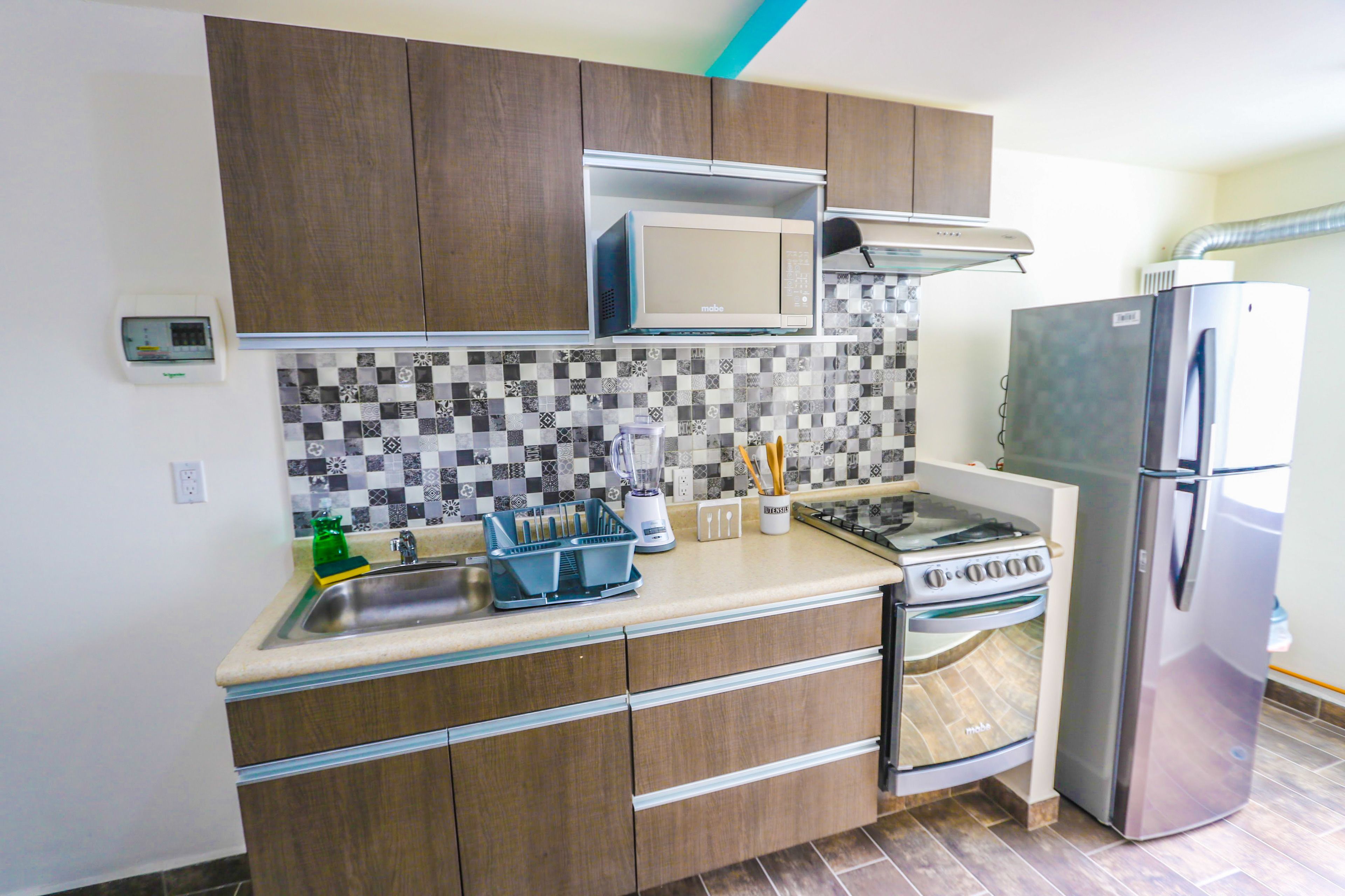 Refrigerador con congelador, microondas y parrilla de estufa 