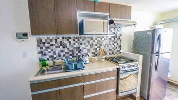 Refrigerador con congelador, microondas y parrilla de estufa