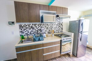 Refrigerador con congelador, microondas y parrilla de estufa