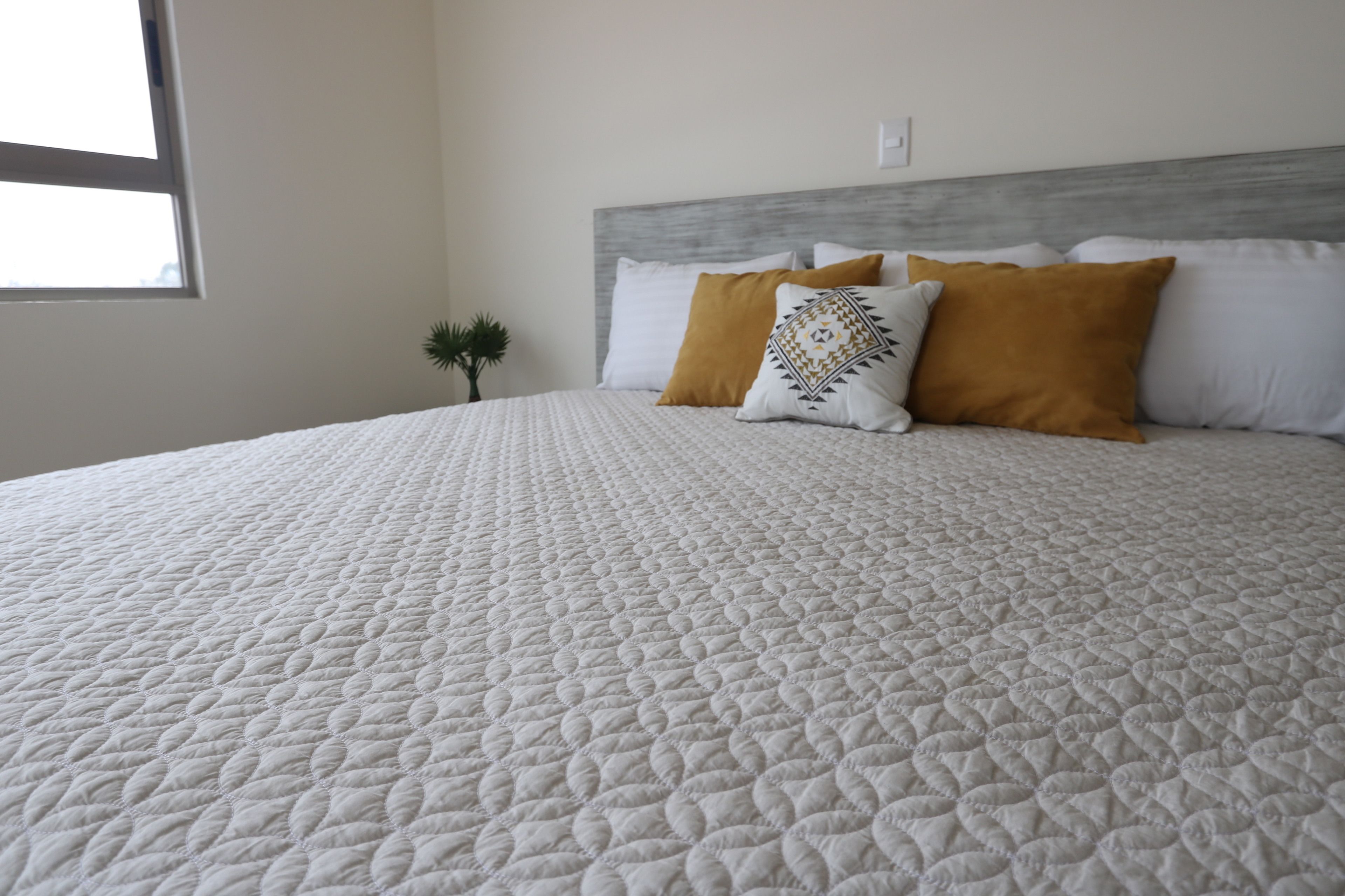 Loft básico | Caja de seguridad en la habitación y escritorio 