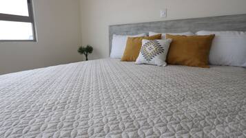 Loft básico | Caja de seguridad en la habitación y escritorio