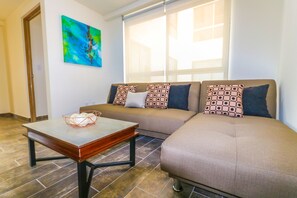 Departamento, 1 habitación | Área de sala de estar | Televisión de pantalla plana de 36 pulgadas con canales por cable