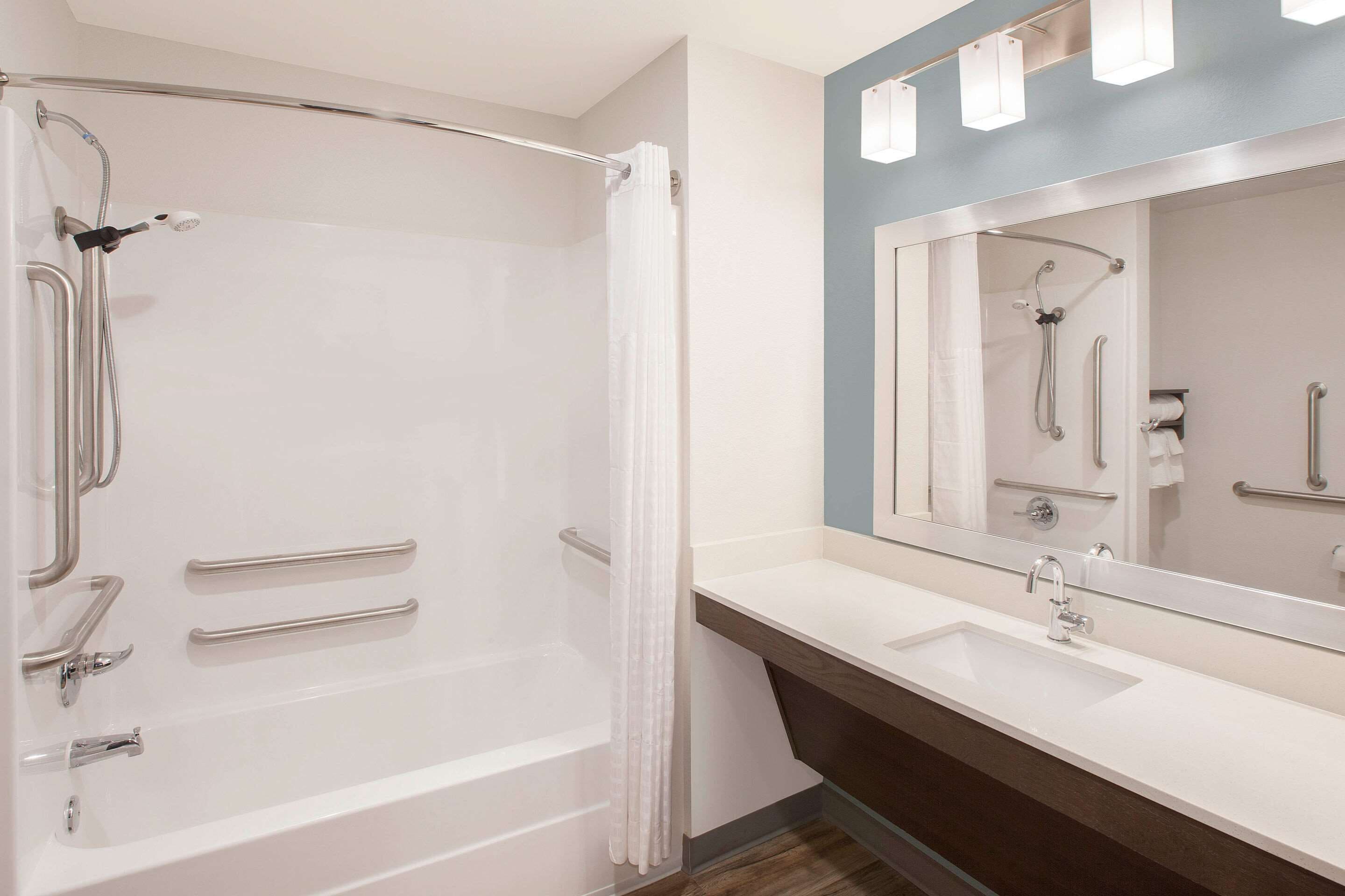 Articles de toilette gratuits, sèche-cheveux, serviettes fournies