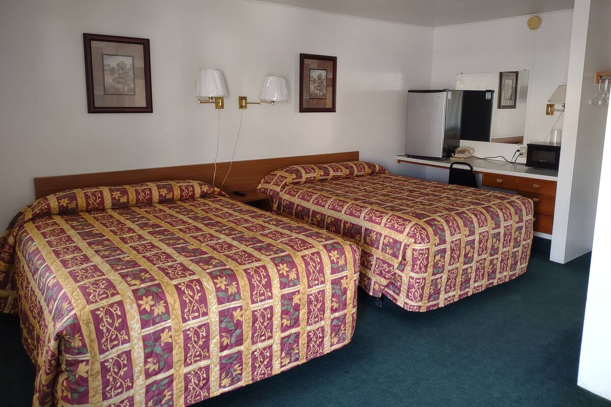 Chambre Standard double, 2 grands lits, non-fumeur | Bureau, accès à Internet câblé (inclus)