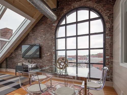 Downtown Penthouse Suite - Stunning Harbor Views