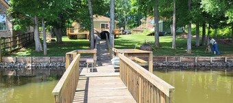 ハイロック湖で更新されたウォーターフロントバンガロー