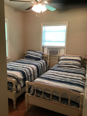 3 bedrooms, iron/ironing board, free WiFi, bed sheets - Charming Lakefront Retreat: Your Perfect Waterfront Getaway (Lexington)
