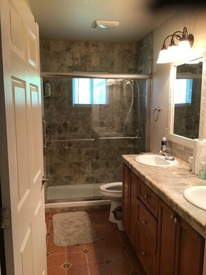 Shower, hair dryer, towels, soap - Charming Lakefront Retreat: Your Perfect Waterfront Getaway (Lexington)