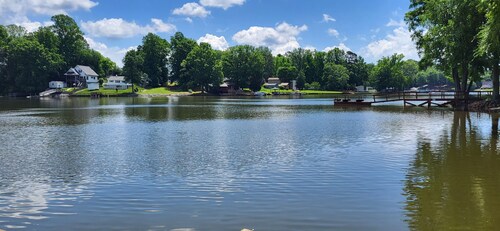 Charming Lakefront Retreat: Your Perfect Waterfront Getaway