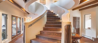 Encantada - Luxury Home, Perfect Location