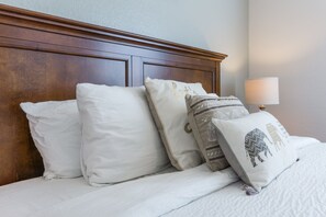 2 bedrooms, iron/ironing board, travel crib, internet - Casa Maria - sleeps 8 Close to Attractions including the New Epic Universe (Orlando)
