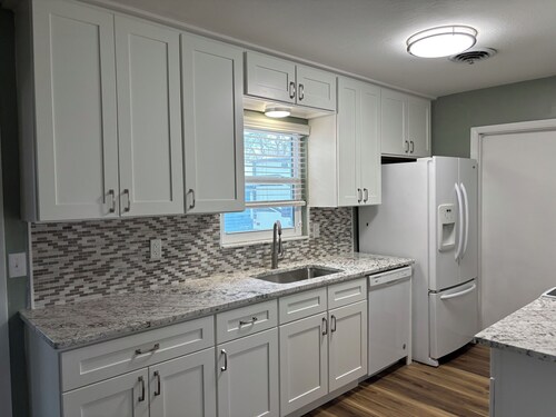 4-Bedroom Pool Home Convenient To Beaches