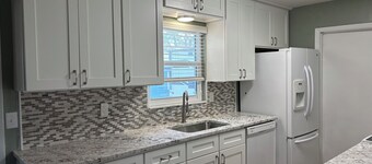 4-værelses swimmingpool hjem bekvemt til strande