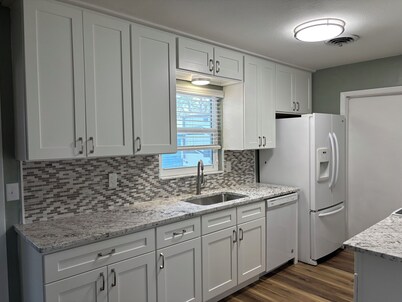 4-Bedroom Pool Home Convenient To Beaches