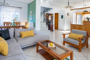 Smart-tv, een open haard en een dvd-speler