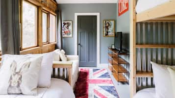 4 bedrooms, free WiFi, bed sheets