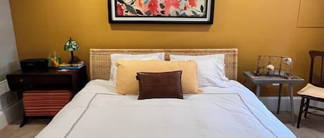 Escritorio, tabla de planchar con plancha, wifi gratis y ropa de cama