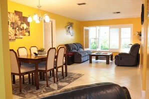 Smart TV, DVD player, ping pong - Home away from Home? Paradise in the Sun? Why not call it both! HEATED Pool ! (Tarpon Springs)