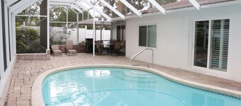 Chez soi loin de chez soi? Paradis au soleil? Pourquoi ne pas l'appeler les deux! Piscine chaufee !