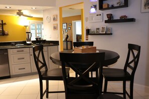 Dining - Home away from Home? Paradise in the Sun? Why not call it both! HEATED Pool ! (Tarpon Springs)