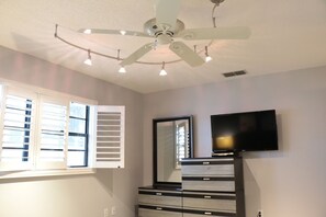 Interior - Home away from Home? Paradise in the Sun? Why not call it both! HEATED Pool ! (Tarpon Springs)