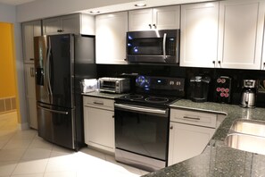 Fridge, microwave, oven, stovetop - Home away from Home? Paradise in the Sun? Why not call it both! HEATED Pool ! (Tarpon Springs)