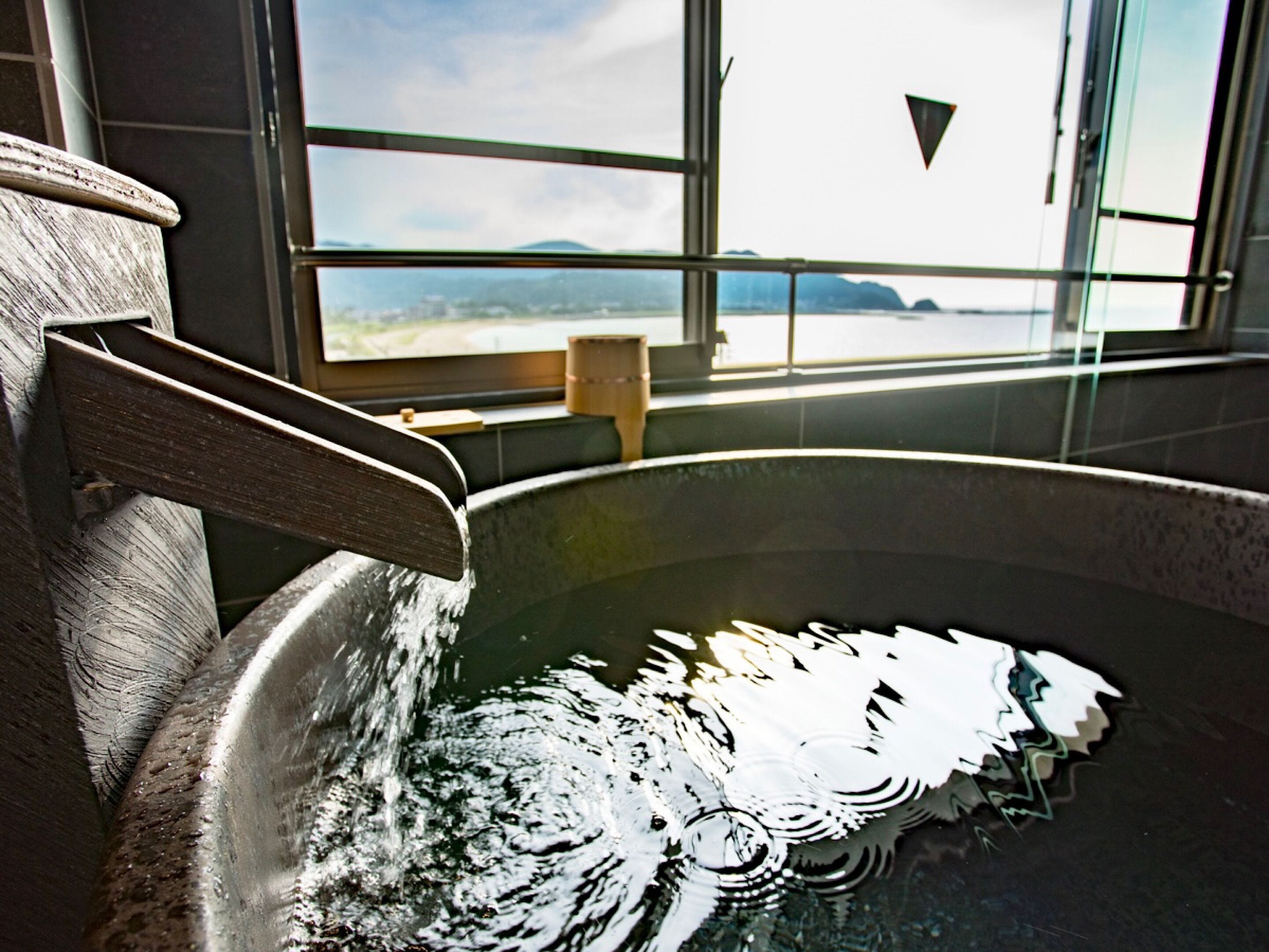 淋浴设施、免费洗浴用品、吹风机、浴袍