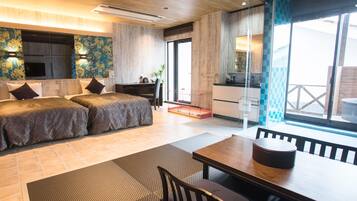 Modern Western junior suit DOG room Non-smoking | Premium bedding, down comforters, in-room safe, desk