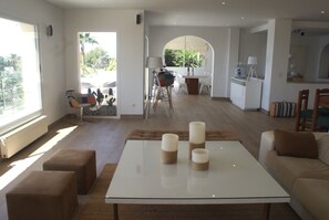 TV, DVD player, books, music library - Exclusive house. Amazing views ,close to beach & golf,  Priv pool, Chillout, bbq (PUERTO DE ALCUDIA)