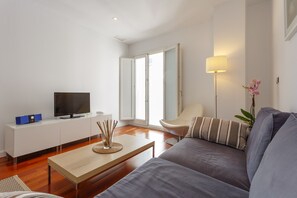 TV, books, stereo - Luxurious Apartment - FREE WIFI  & GARAGE - LIFT- In The Heart Of Cadiz Old Town (Cádiz)