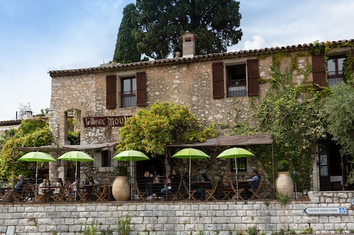 Relaxing apartment but close to beach, restaurants and bars 