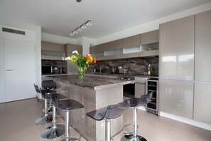 Kylskåp, mikrovågsugn, ugn och spishäll