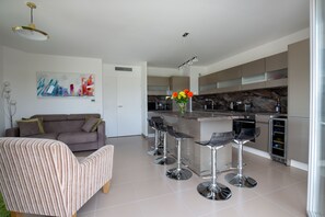 TV connectée, jeux vidéo, lecteur de DVD, livres