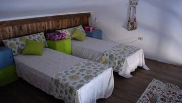 2 habitaciones, escritorio y tabla de planchar con plancha